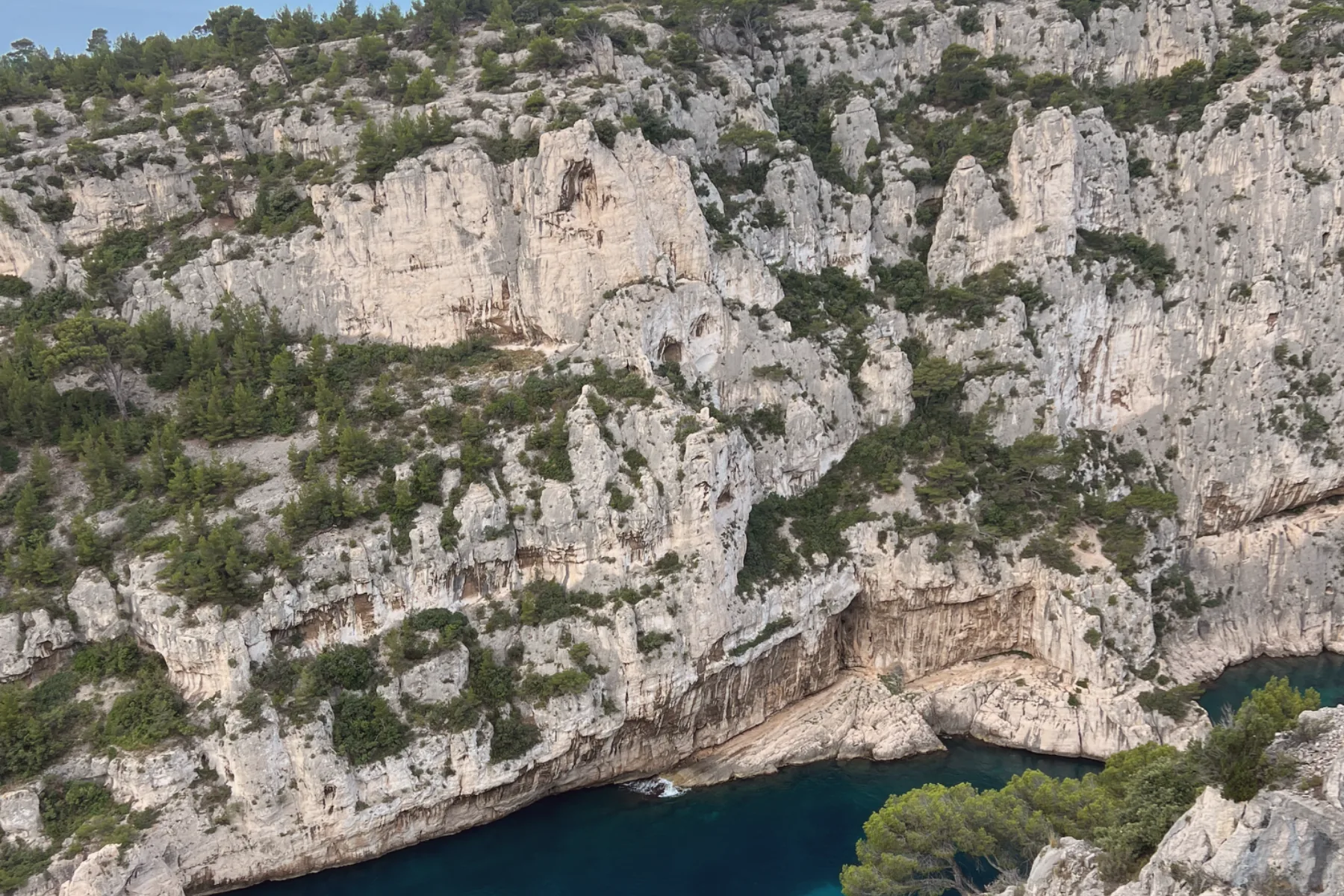 Eau bleue au pied des falaises